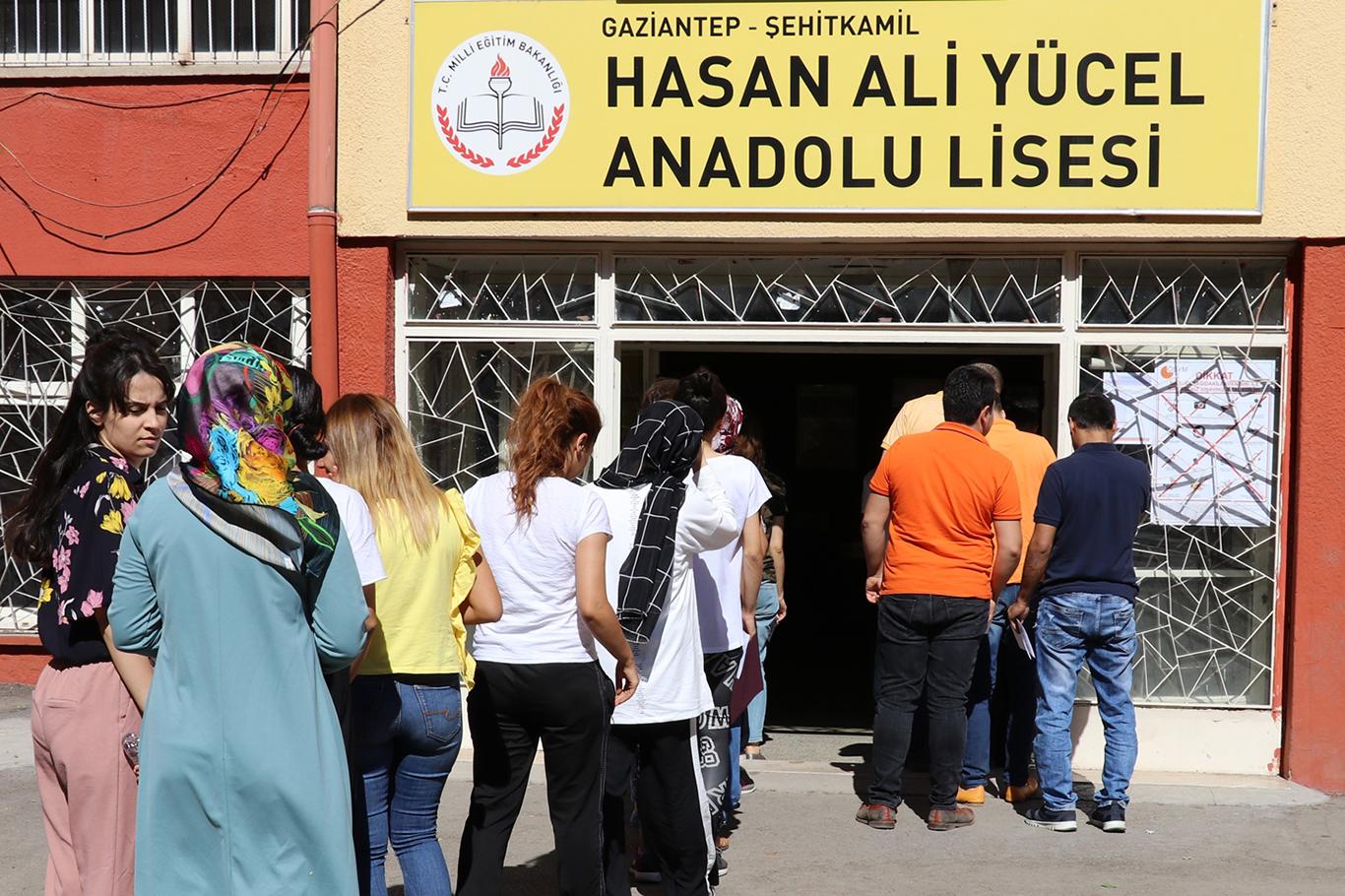 Türkiye genelinde bir milyon 234 bin 617 adayın katıldığı KPSS Lisans Genel Yetenek ve Genel Kültür oturumu Gaziantep’te heyecanla başladı.

